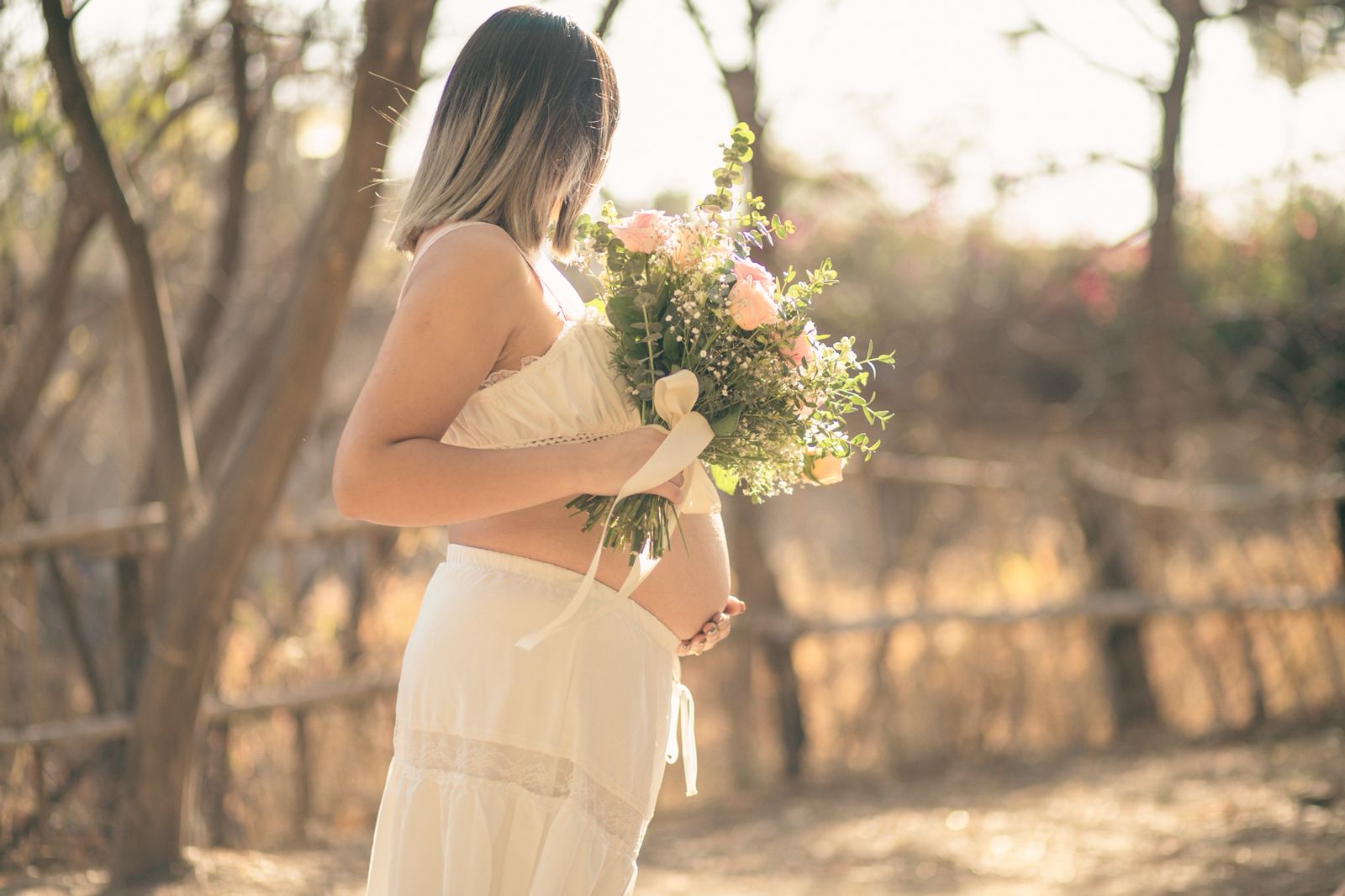 Pareja entre flores
